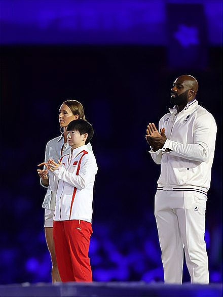 半岛体育在线网站-包含娇娇女足队员一展身手，赢得观众喝彩的词条