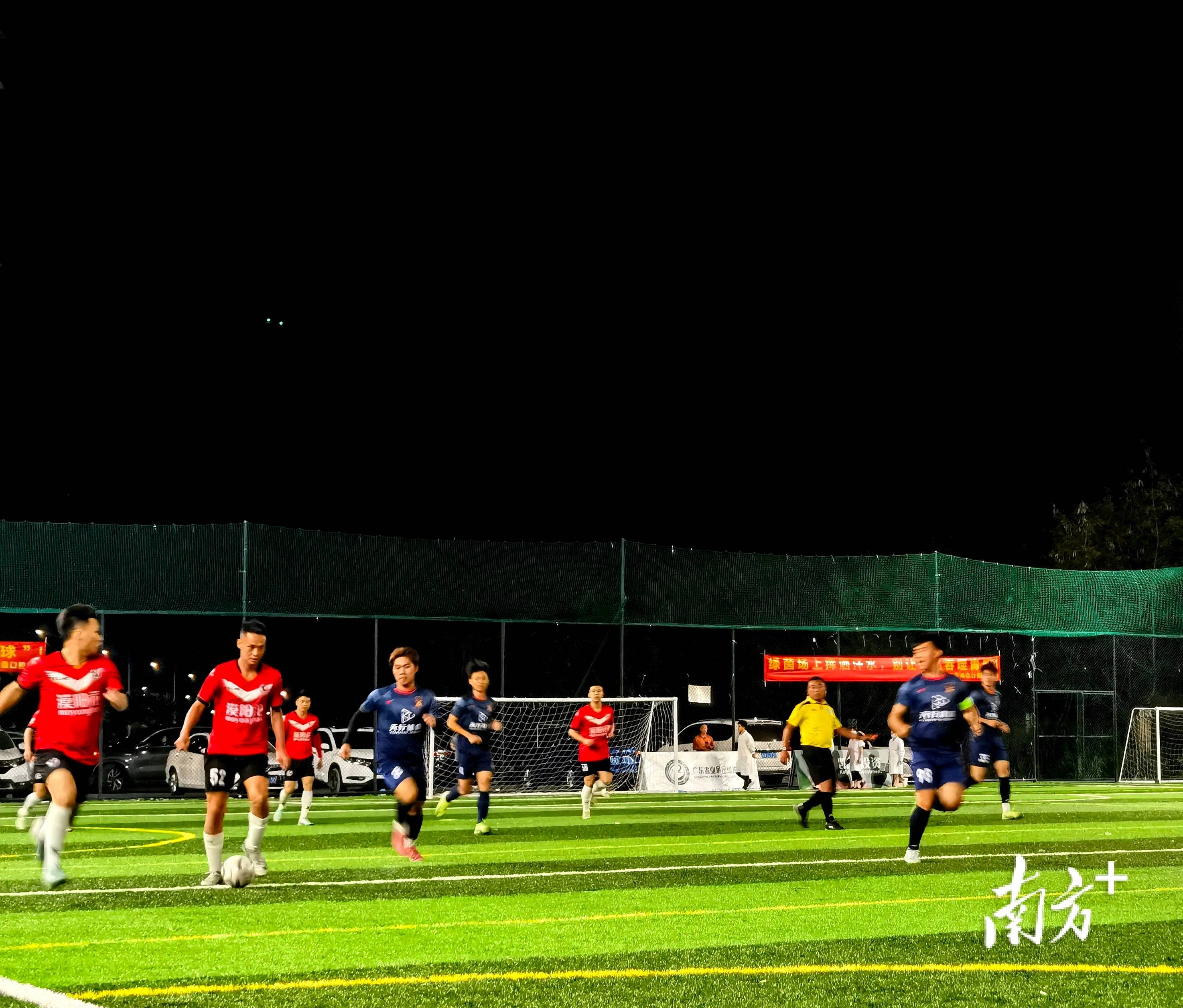 半岛体育官网入口-激烈比拼，足球比赛赢得观众热烈掌声