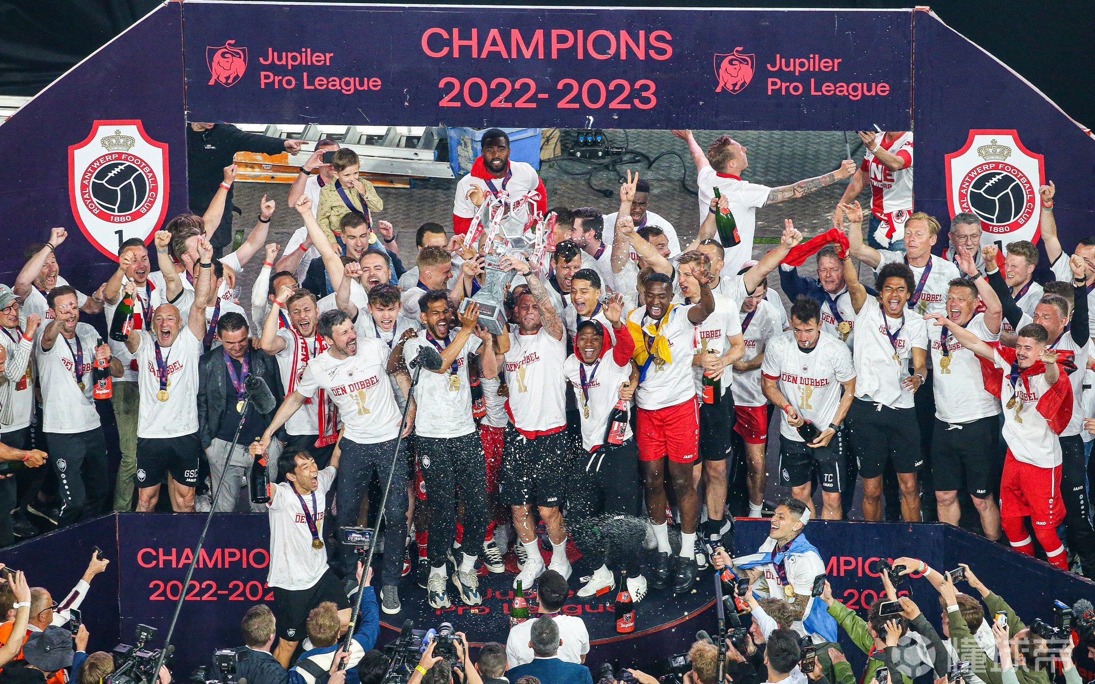 半岛体育全站-沃尔夫斯堡主帅引领球队登顶，屡创辉煌的简单介绍